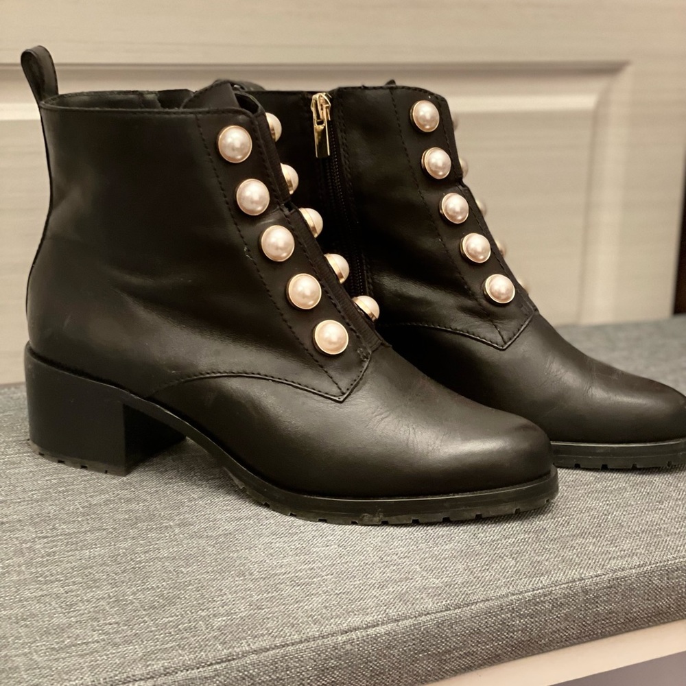 Lord&Taylor black leather w/ pearl detail booties. Size 61/2
